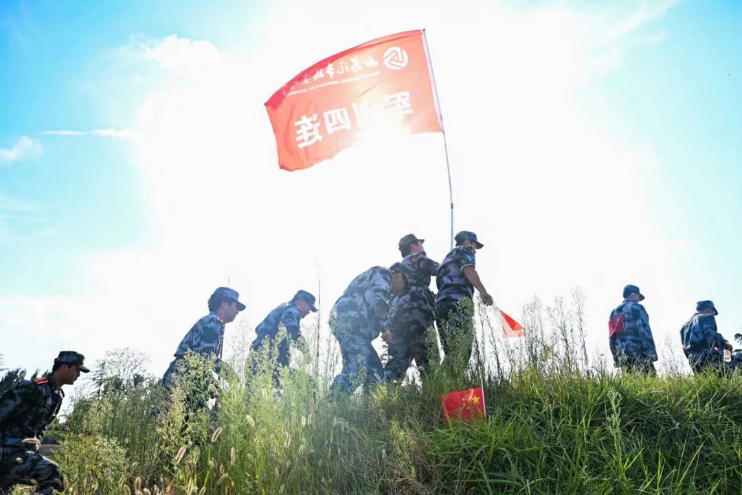 西安汽车职业大学举办校园微长征主题赛道拉练活动