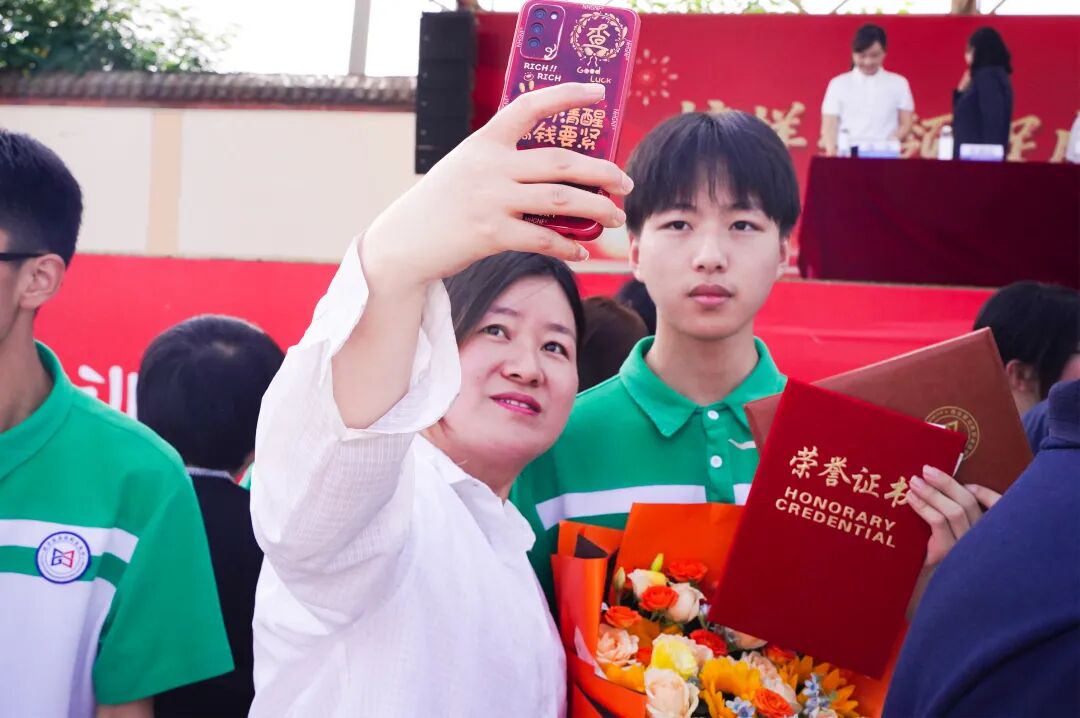 西安新高教职业高中2025-2026学年第二学期期中表彰大会!