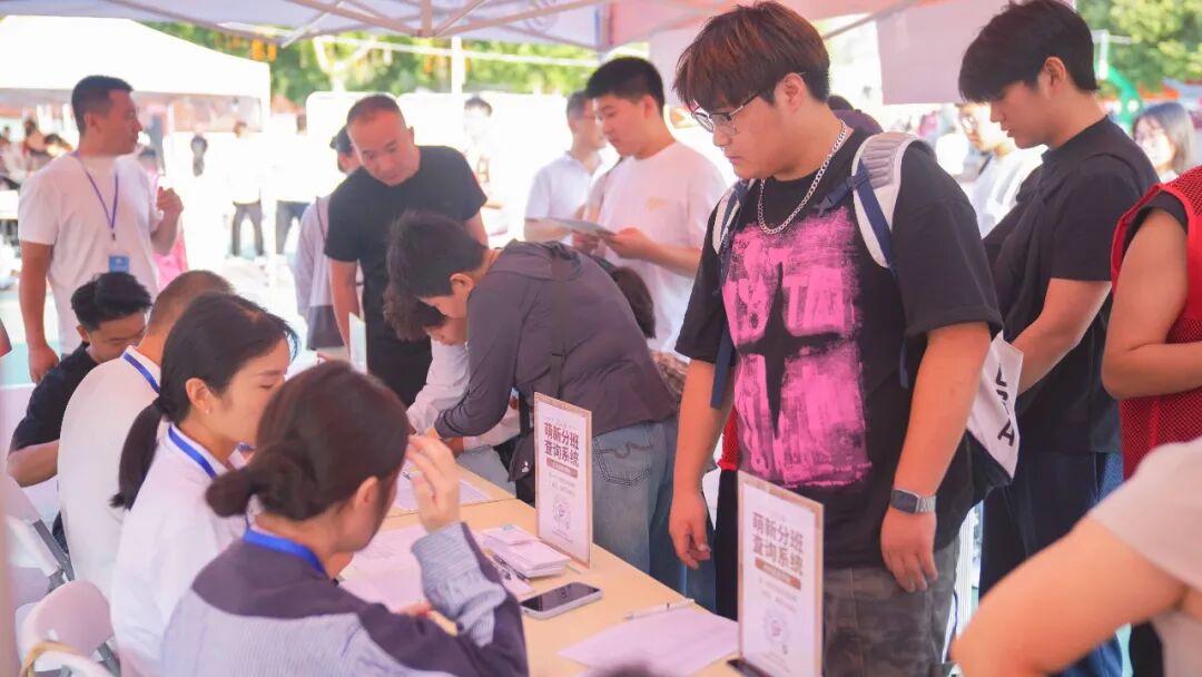 “新”光熠熠｜多图直击西安城市建设职业学院2026级新生报到现场！