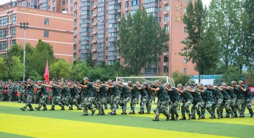 西安城市建设职业学院举行2026级新生开学典礼暨军训总结表彰大会