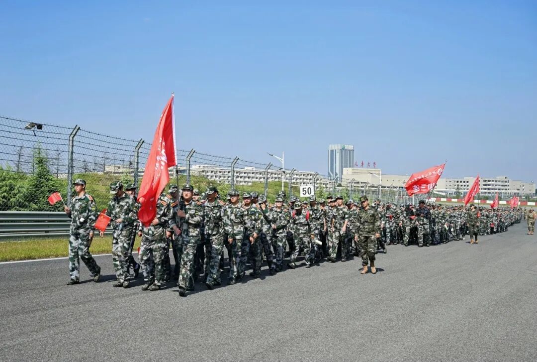 西安汽车职业大学举办校园微长征主题赛道拉练活动