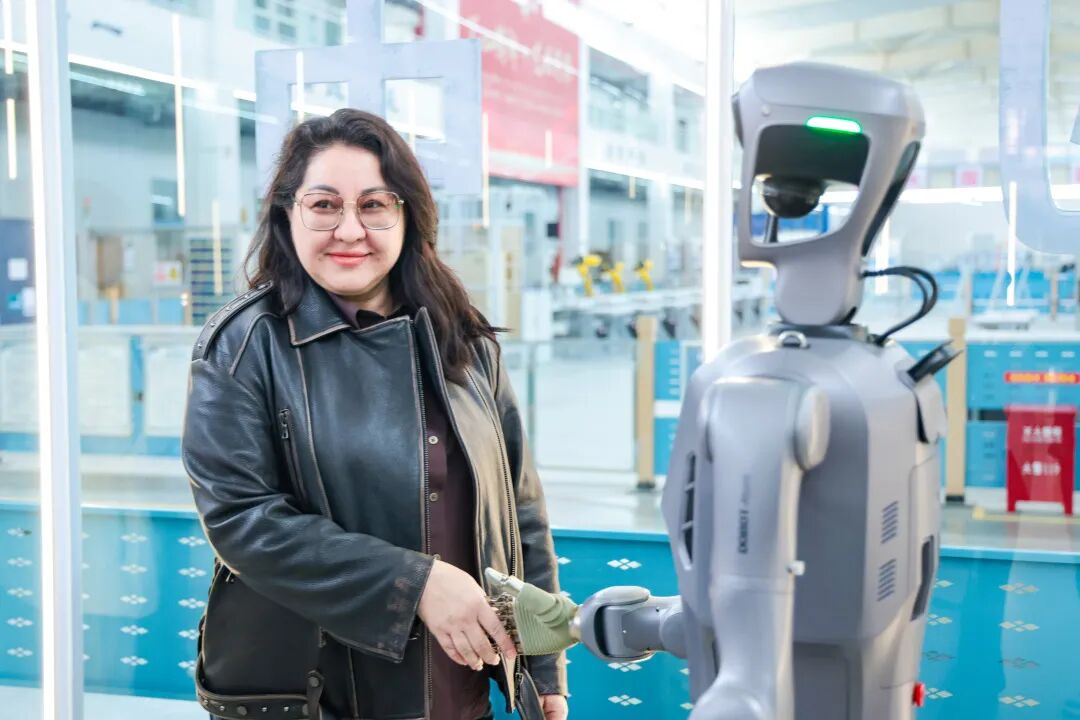 科技无界，友谊相融！哈萨克斯坦研学团探秘西京学院机器人实验室