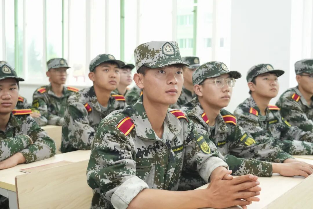 直击西安汽车职业大学2026级新生军训现场（白鹿原校区）
