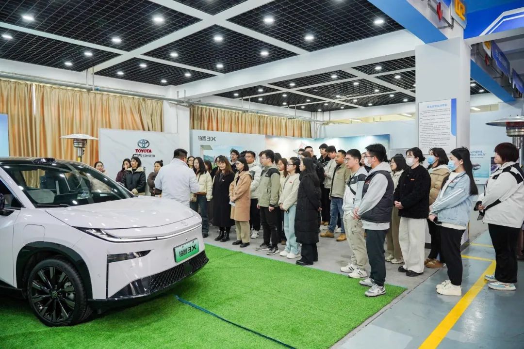 西安汽车职业大学与广汽丰田联合举办的“铂智3X上市智驾体验营”西北区域培训活动