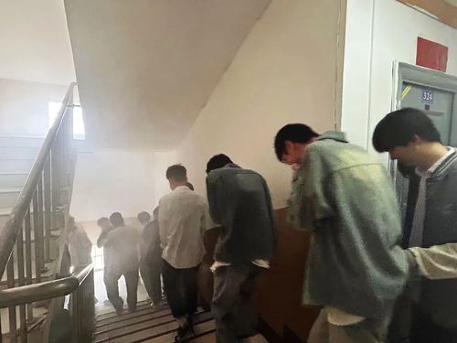 西安康博尔艺术技师学院携手西咸消防支队开展校园消防逃生演练活动！3.jpg