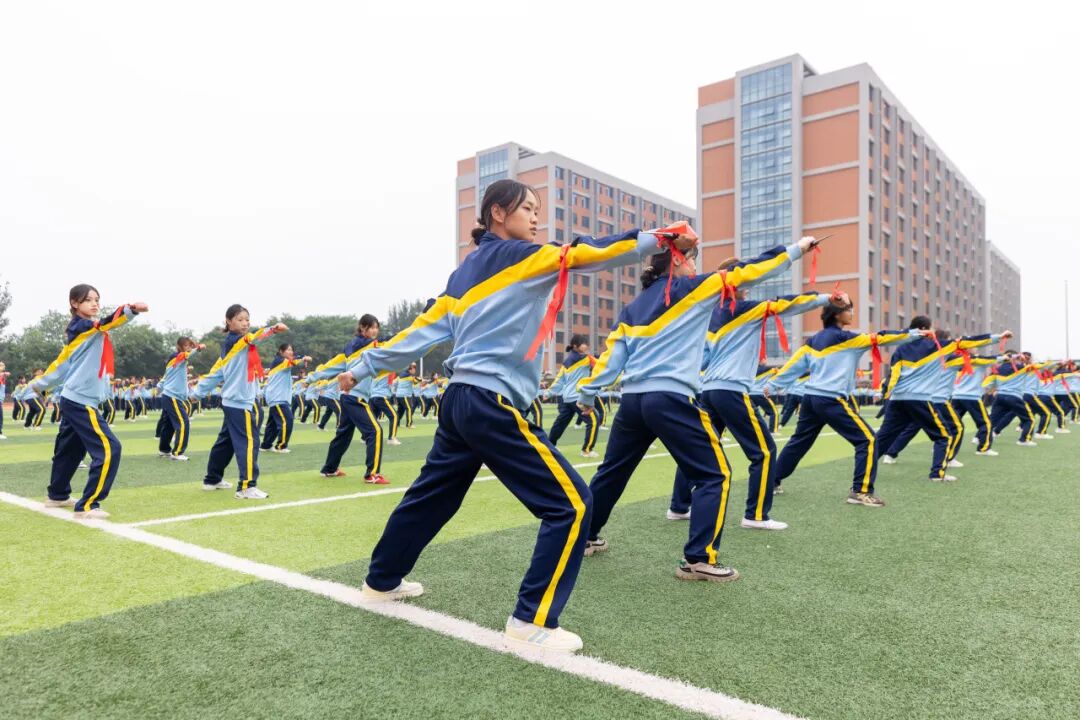 西安明德理工学院2026级学生开学典礼暨军训总结表彰大会圆满举行