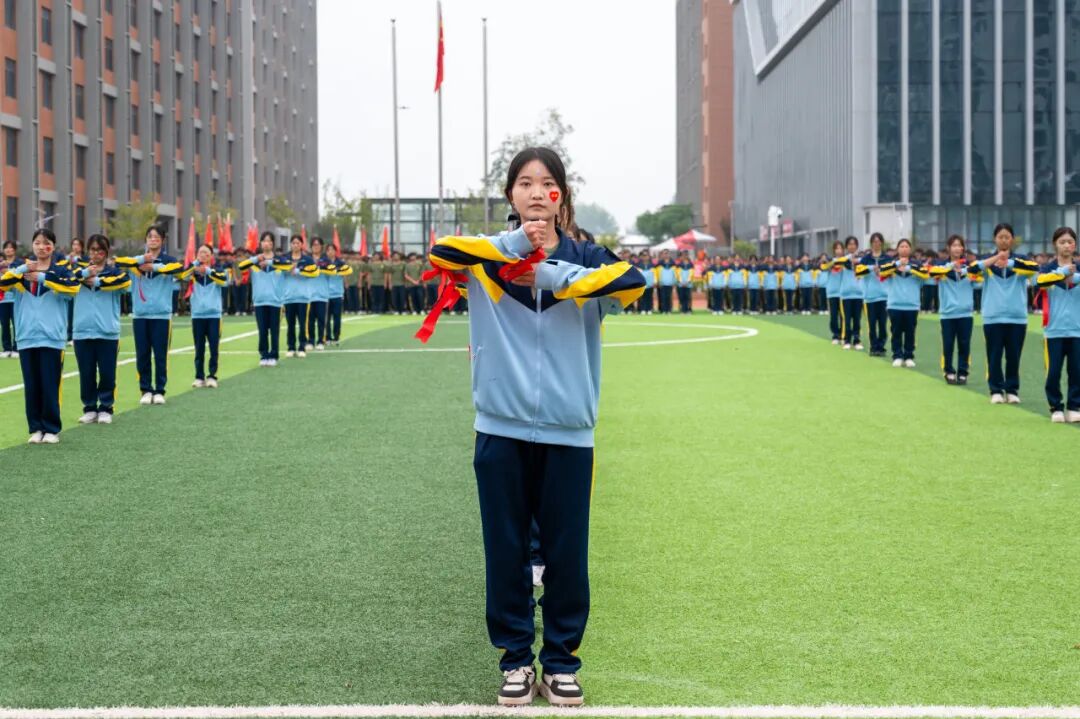 西安明德理工学院2026级学生开学典礼暨军训总结表彰大会圆满举行
