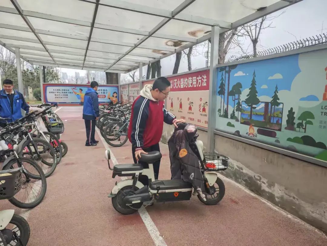 西安市雁塔区职业高级中学开展学习雷锋精神系列主题教育活动