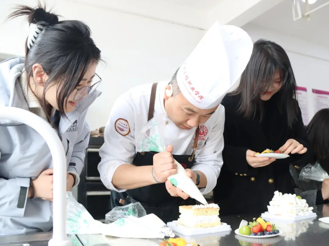 陕西旅游烹饪职业学院工会举办庆祝“三八”妇女节主题烘焙活动