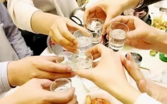 公务员迎来禁酒令,下班后也不能喝酒引热议,网友:还能过好年吗-陕西