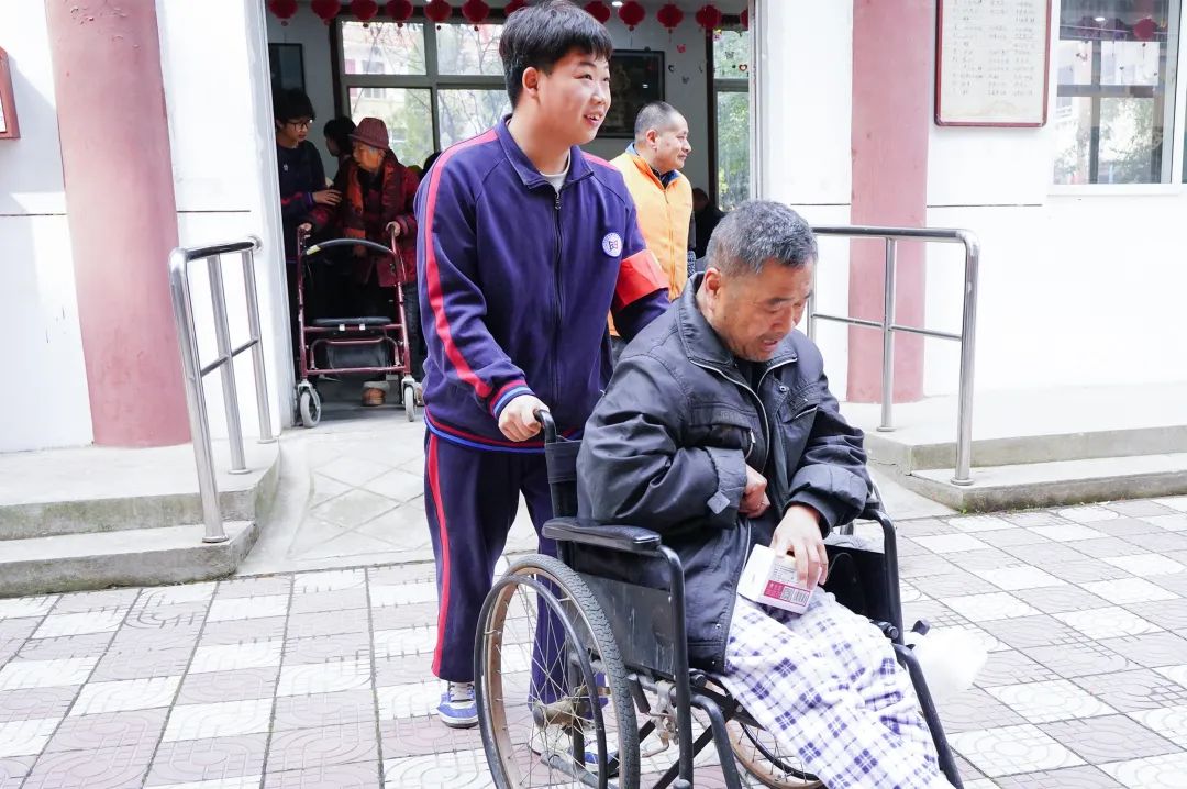 西安新高教职业高中“学雷锋，献爱心”活动！