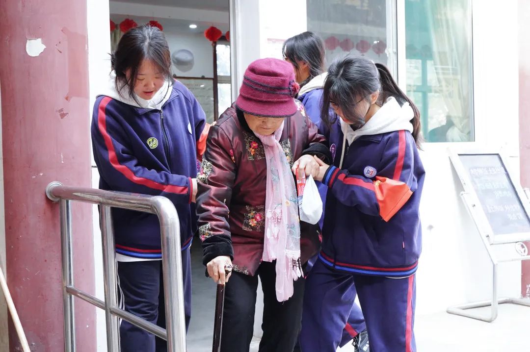 西安新高教职业高中“学雷锋，献爱心”活动！