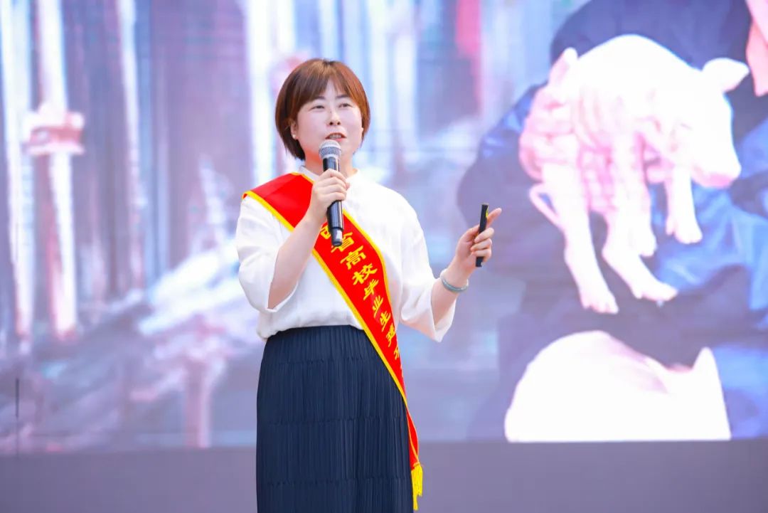 张凌云回母校作“陕西省高校毕业生建功立业先进事迹报告”