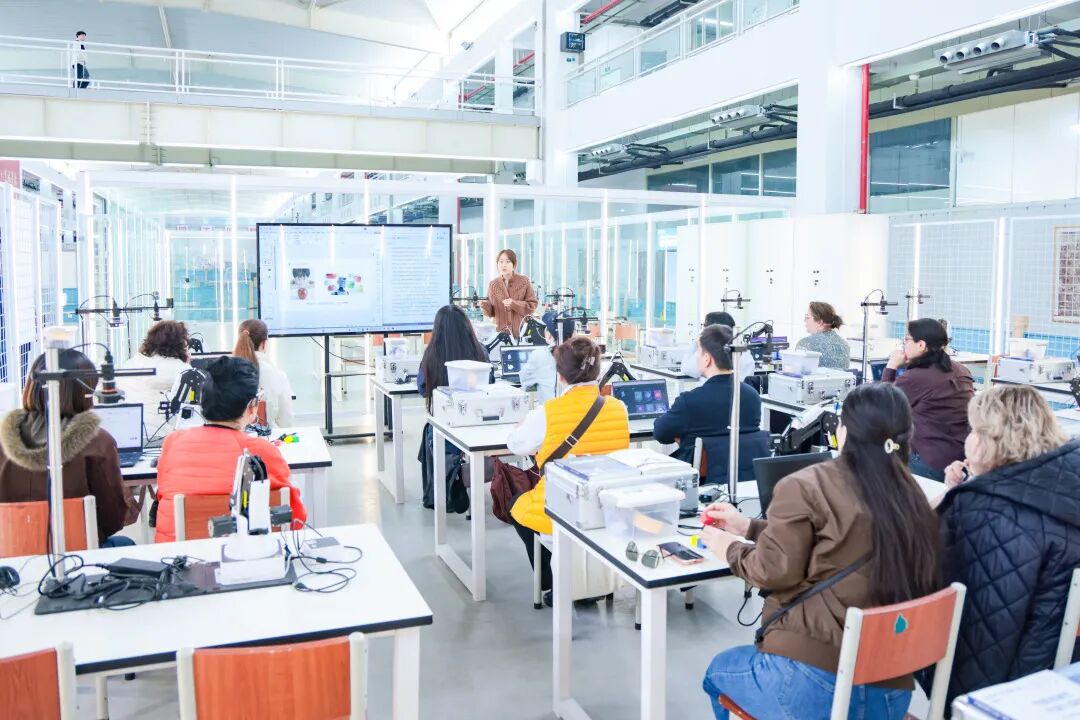 科技无界，友谊相融！哈萨克斯坦研学团探秘西京学院机器人实验室