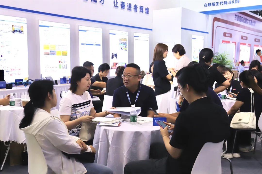 西安翻译学院闪耀第十三届陕西教育博览会