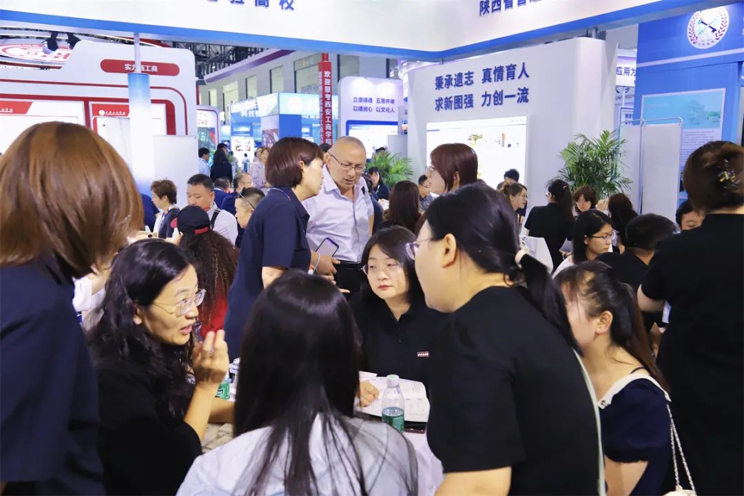 西安翻译学院闪耀第十三届陕西教育博览会