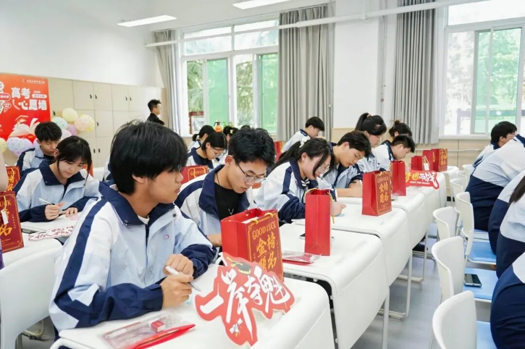 执笔逐光 决胜高考｜西安交通职业学校开展高考暖心送考活动