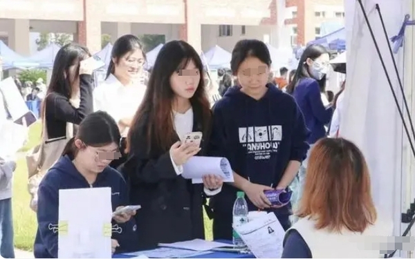 高校饱和的四大专业，就业机会低，大伙儿慎重报名4.png