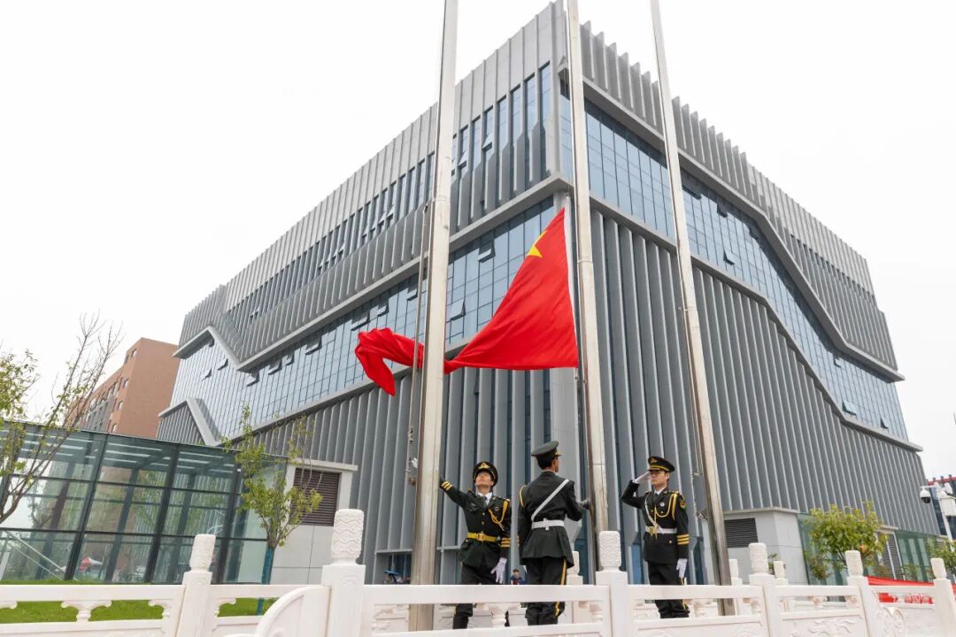 西安明德理工学院2026级学生开学典礼暨军训总结表彰大会圆满举行