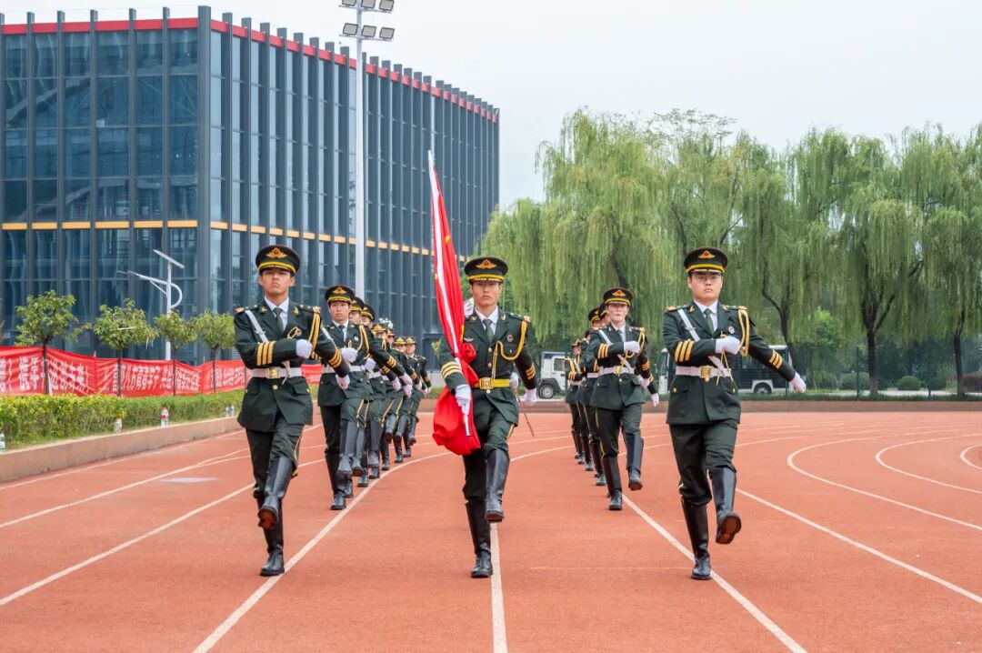 西安明德理工学院2026级学生开学典礼暨军训总结表彰大会圆满举行