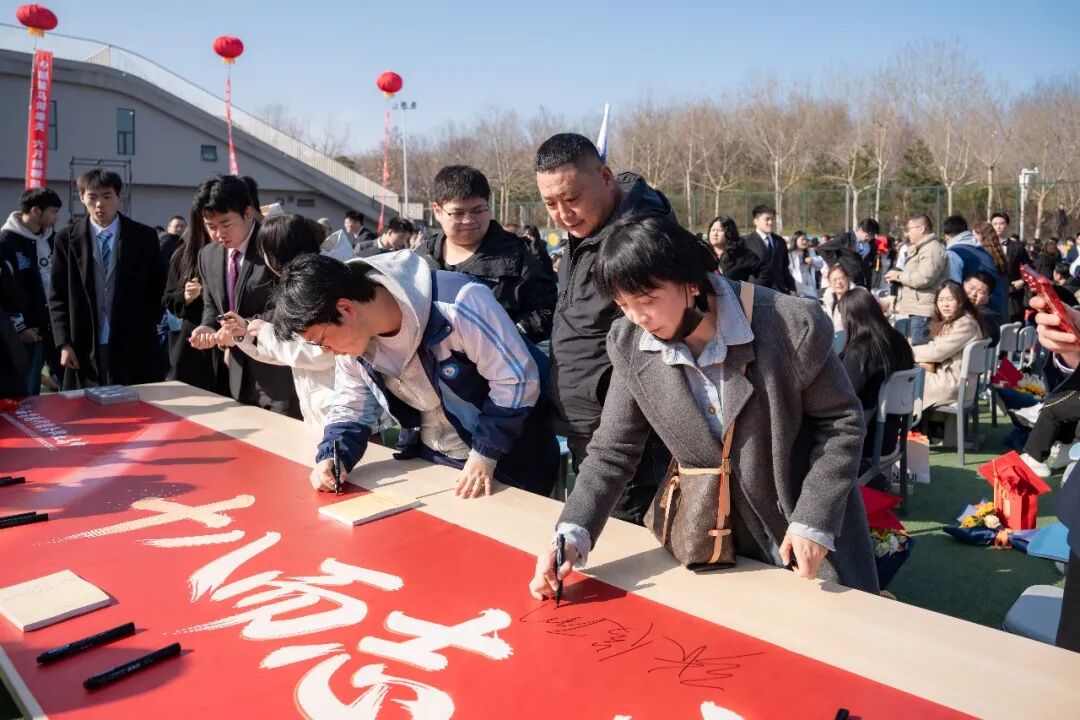 直击！西安现代综合职业高中2026年高考誓师大会暨成人礼高燃现场