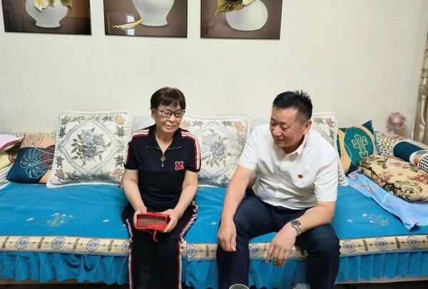 陕西旅游烹饪职业学院党委、工会开展离退休教职工端午节慰问活动6.jpg