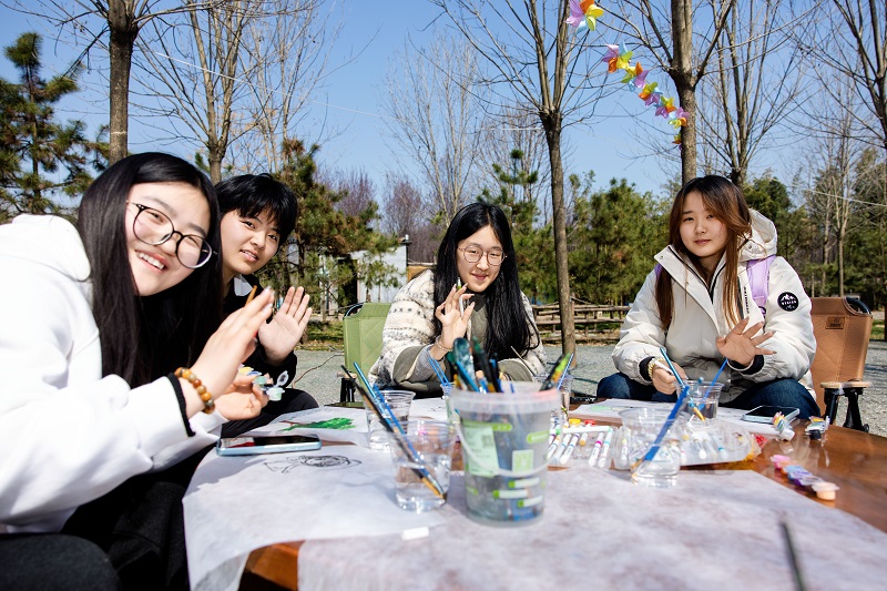 西安科技大学高新学院师生在绿林农场开展“植苗添绿 共筑春约”主题植树活动献礼建校二十周年