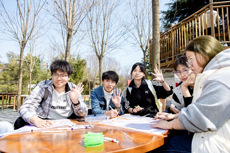 西安科技大学高新学院师生在绿林农场开展“植苗添绿 共筑春约”主题植树活动献礼建校二十周年