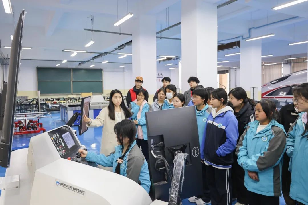 西安市鹿原中学师生到西安交通职业学校开展研学实践暨科学教育体验活动