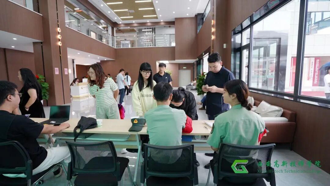 西安高新技师学院2026级新生顺利报到