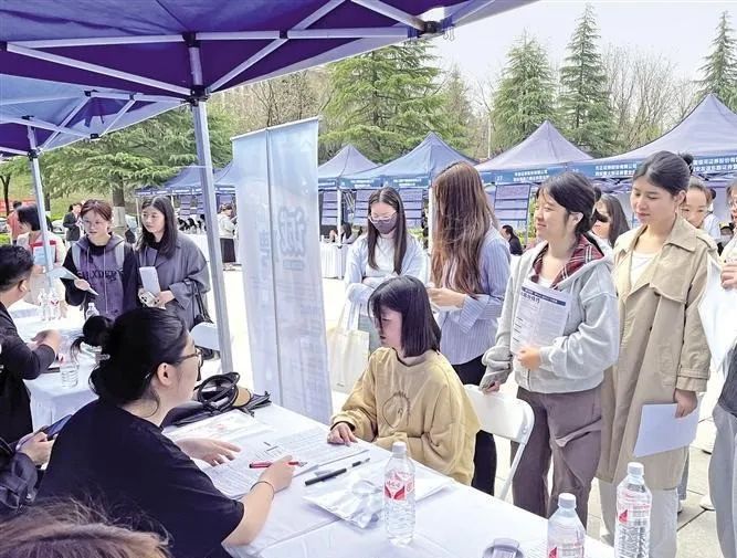 4月8日，2025年陕西省女大学生春季专场现场招聘活动‌吸引众多求职者。