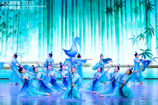 10  该校文艺节目表演.JPG