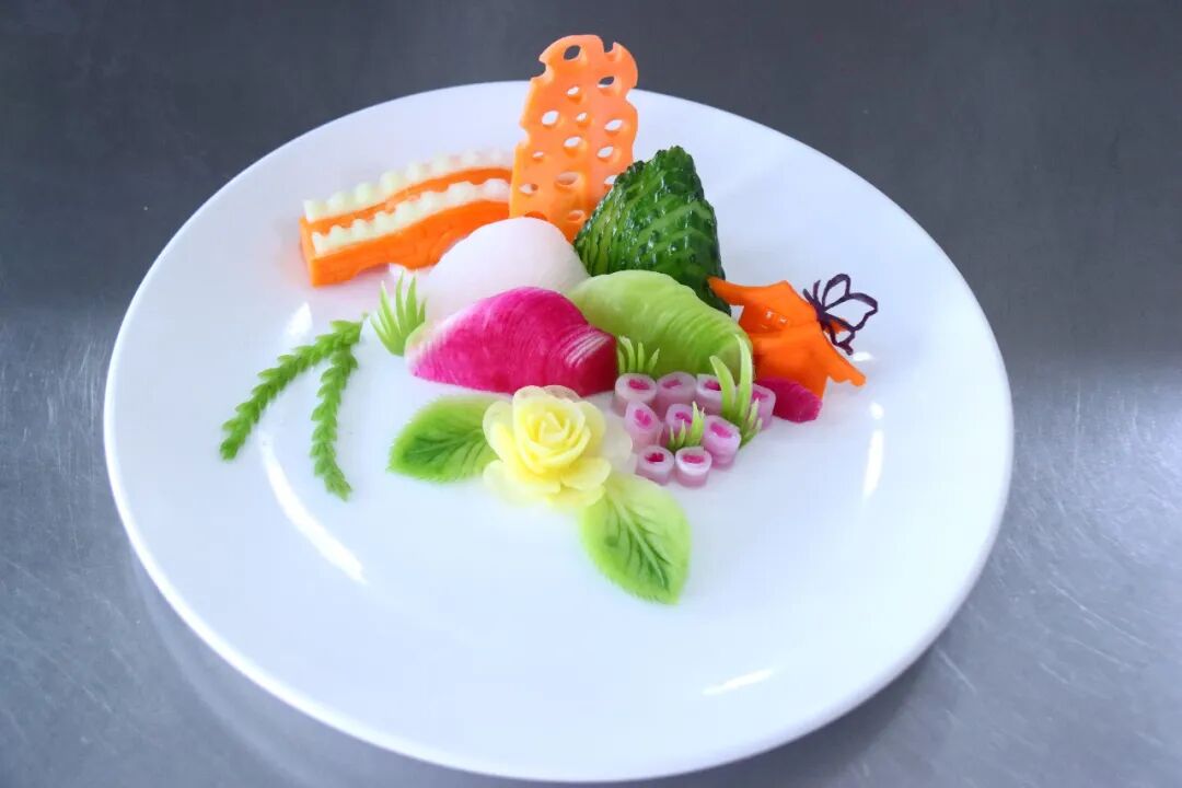 刀刃生花迎新春——陕西旅游烹饪职业学院举办艺术冷拼比赛