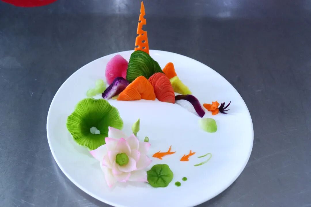 刀刃生花迎新春——陕西旅游烹饪职业学院举办艺术冷拼比赛