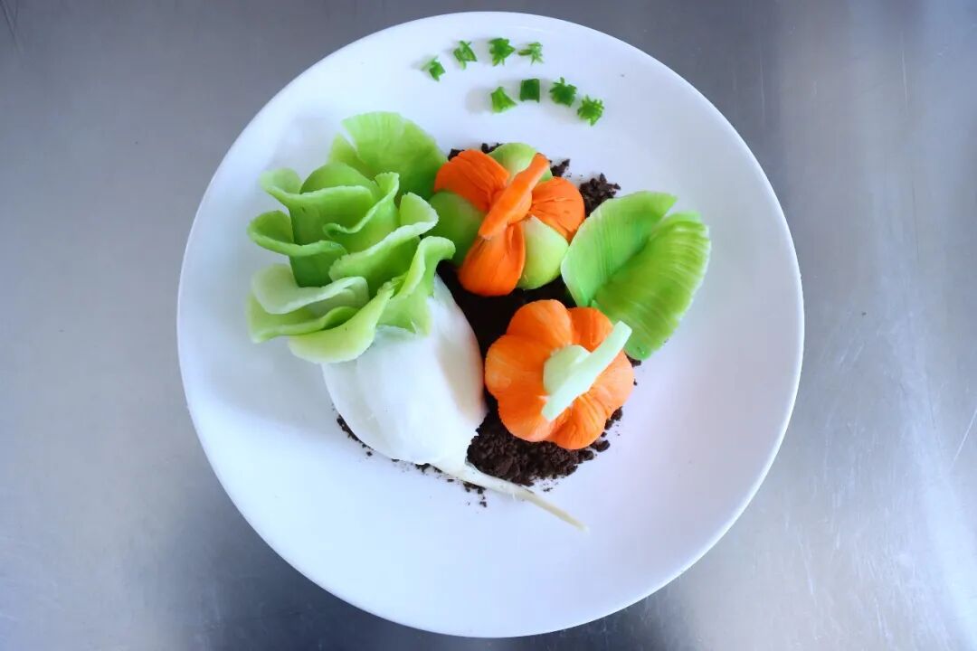 刀刃生花迎新春——陕西旅游烹饪职业学院举办艺术冷拼比赛