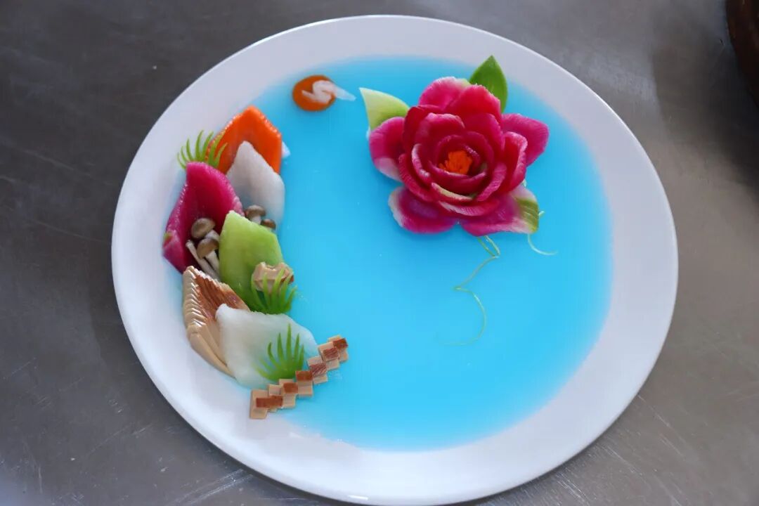 刀刃生花迎新春——陕西旅游烹饪职业学院举办艺术冷拼比赛