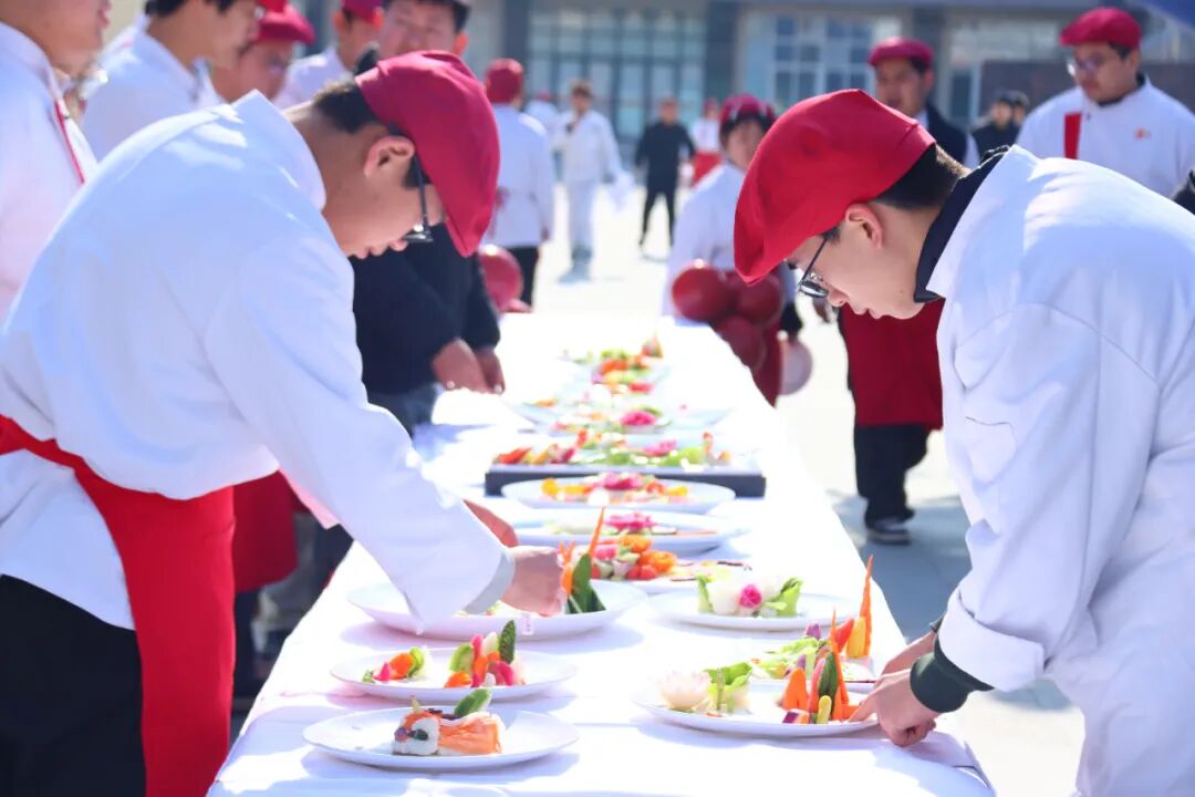 刀刃生花迎新春——陕西旅游烹饪职业学院举办艺术冷拼比赛