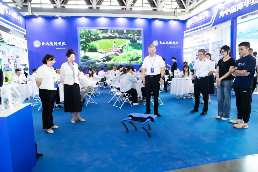 西安思源学院校党委副书记、副校长管忠民，副校长赵明宇观看机器人表演