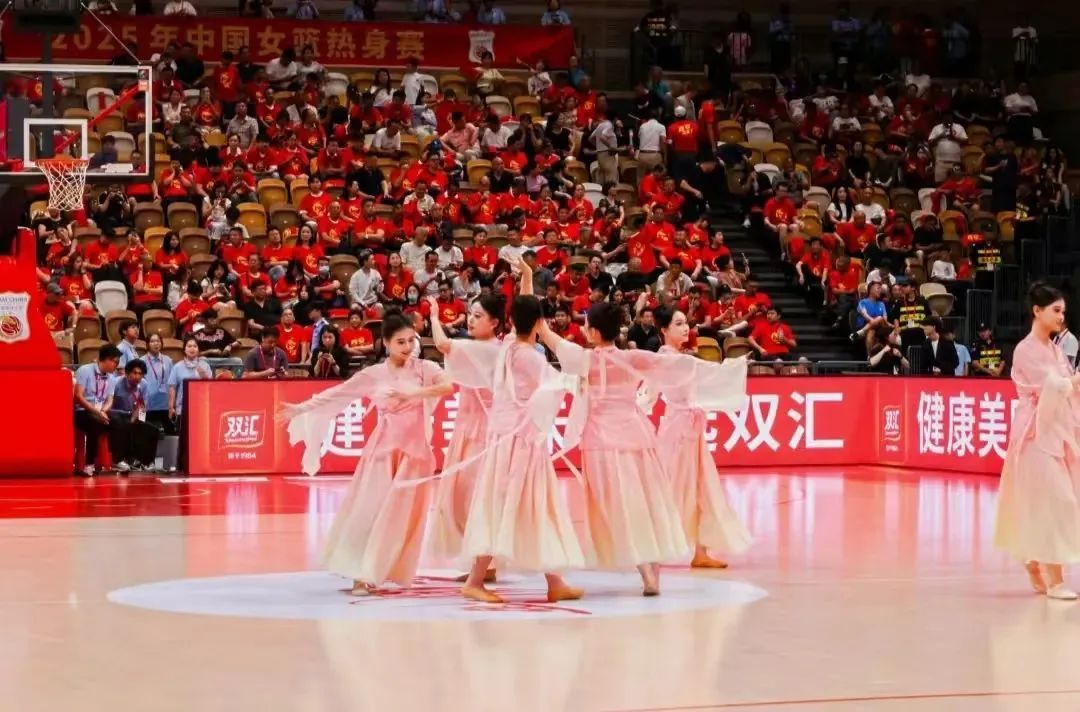 点赞！西安明德理工学院学子荣登CCTV5｜为中国女篮加油助威！