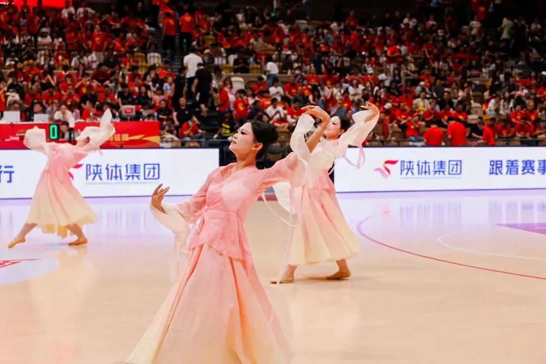 点赞！西安明德理工学院学子荣登CCTV5｜为中国女篮加油助威！