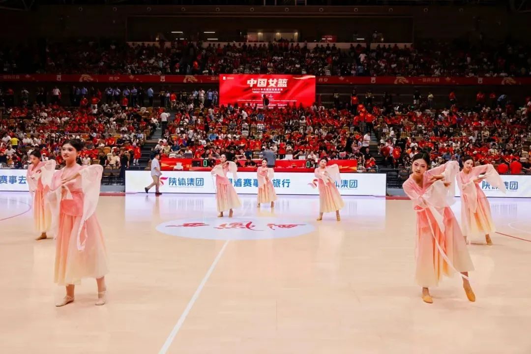 点赞！西安明德理工学院学子荣登CCTV5｜为中国女篮加油助威！