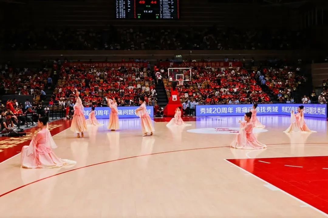 点赞！西安明德理工学院学子荣登CCTV5｜为中国女篮加油助威！