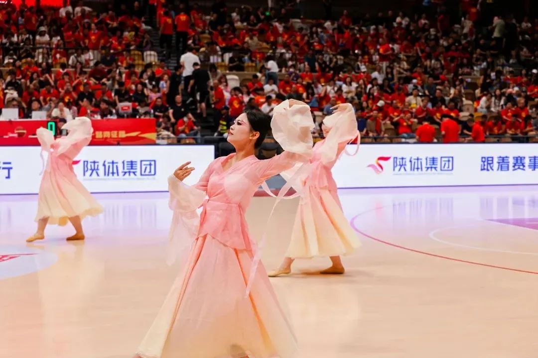 点赞！西安明德理工学院学子荣登CCTV5｜为中国女篮加油助威！