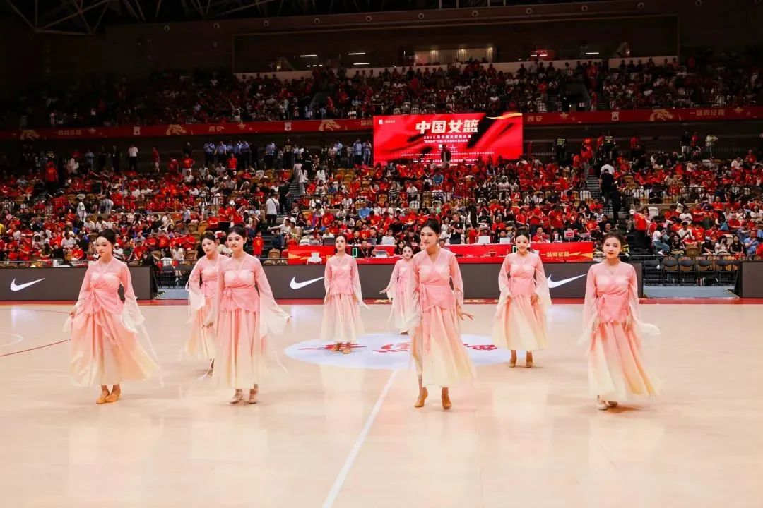 点赞！西安明德理工学院学子荣登CCTV5｜为中国女篮加油助威！