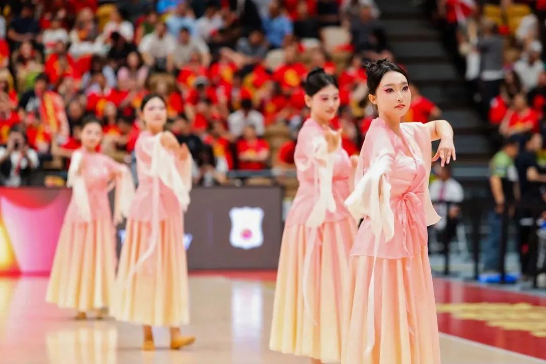 点赞！西安明德理工学院学子荣登CCTV5｜为中国女篮加油助威！