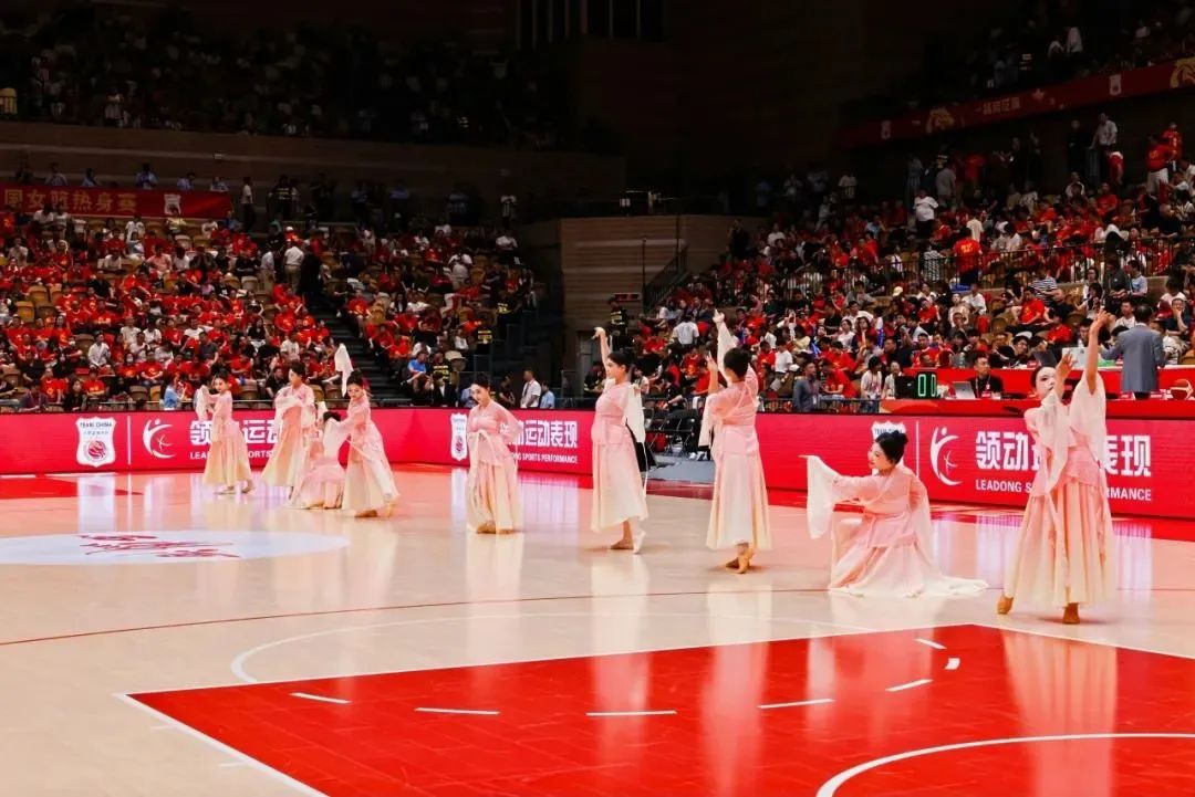 点赞！西安明德理工学院学子荣登CCTV5｜为中国女篮加油助威！