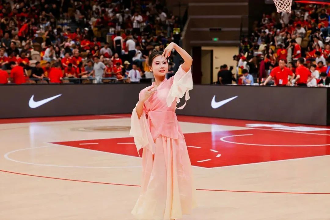 点赞！西安明德理工学院学子荣登CCTV5｜为中国女篮加油助威！