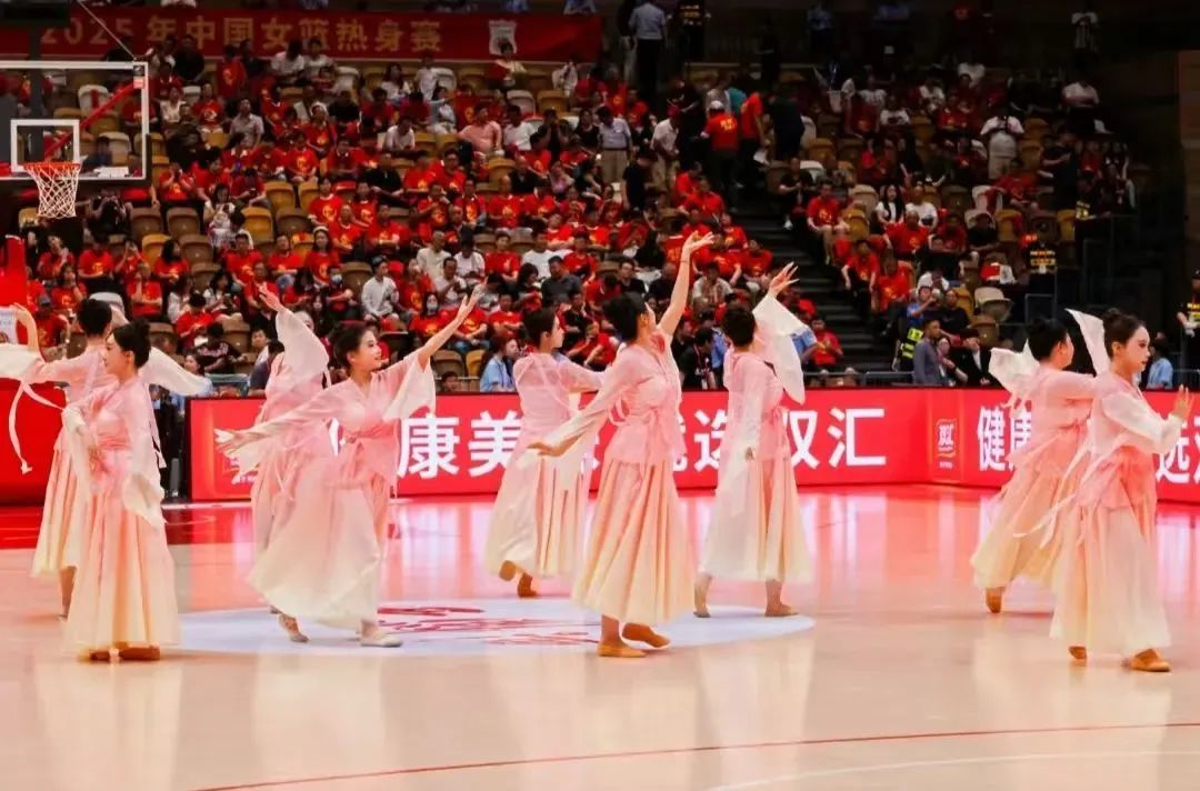 点赞！西安明德理工学院学子荣登CCTV5｜为中国女篮加油助威！