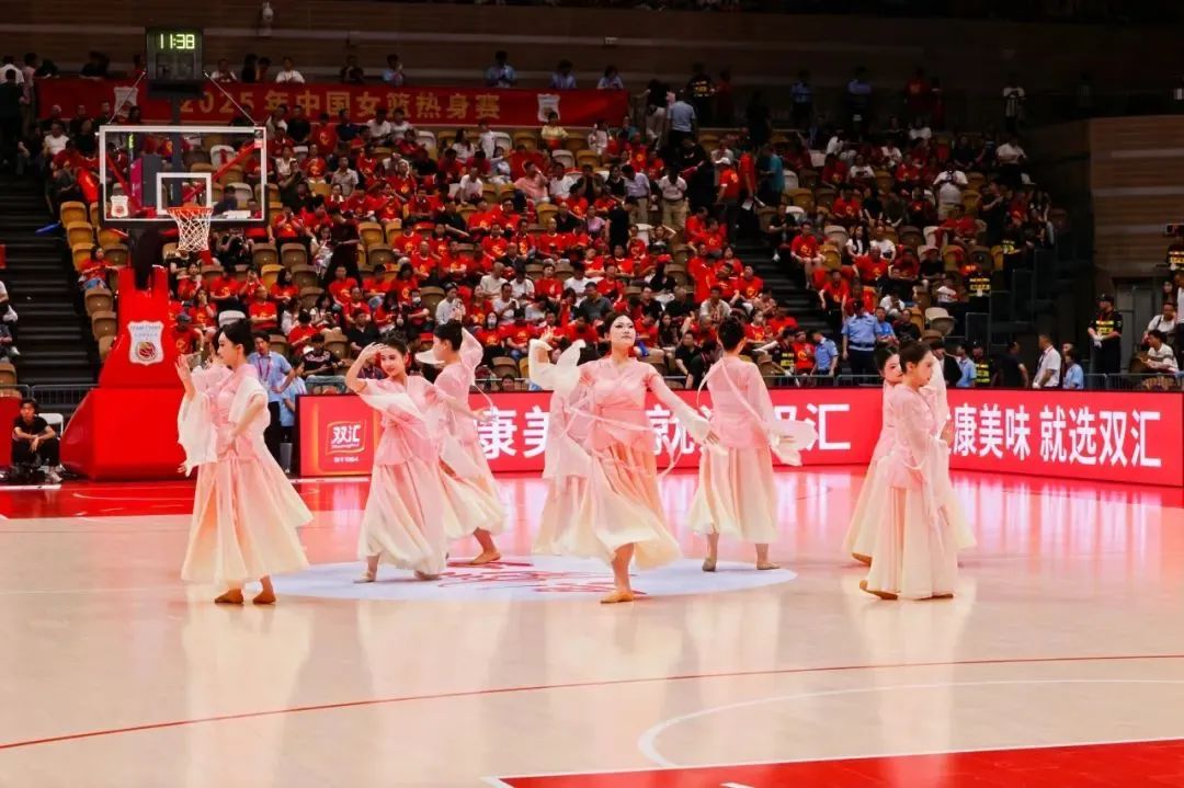 点赞！西安明德理工学院学子荣登CCTV5｜为中国女篮加油助威！