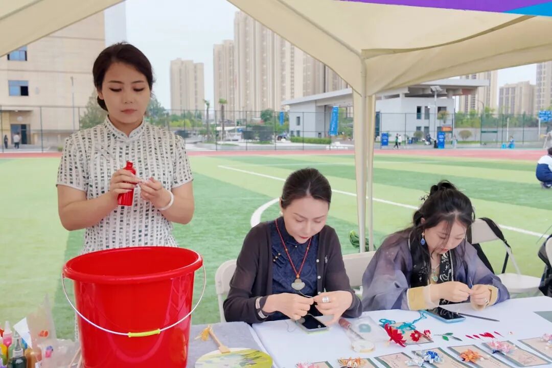 当国画遇上非遗缠花，西安博雅艺术职业高中师生把“美学课”搬进了市职教周！